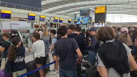 Havalimanında kalabalık check-in sırası