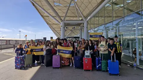 Terminal girişinde valizleriyle öğrenci grubu
