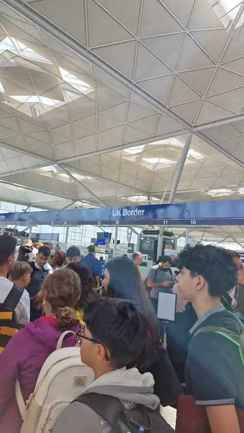Havalimanında pasaport kontrolü sırasında öğrenciler