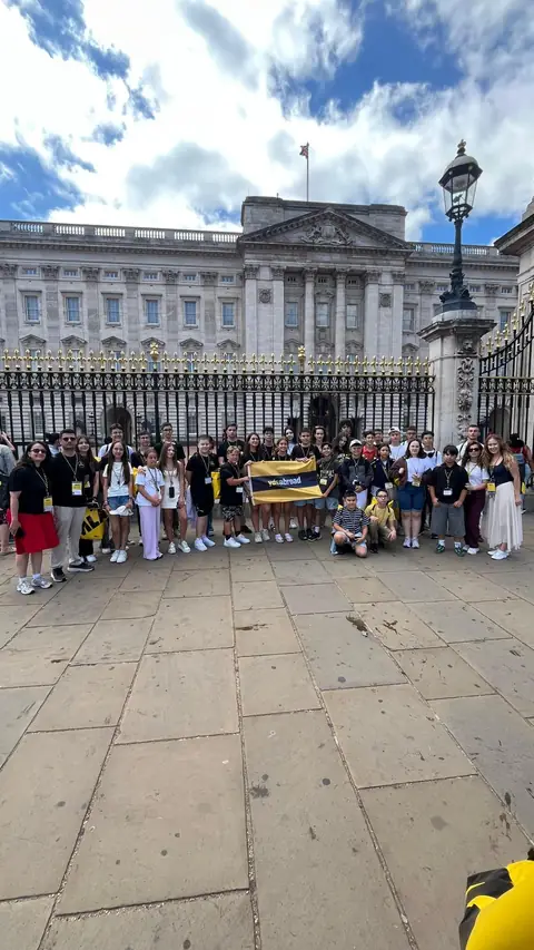 Buckingham Sarayı önünde kalabalık öğrenci grubu