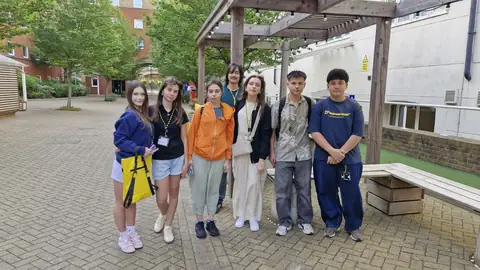 Kampüste çardak önünde küçük bir öğrenci grubu