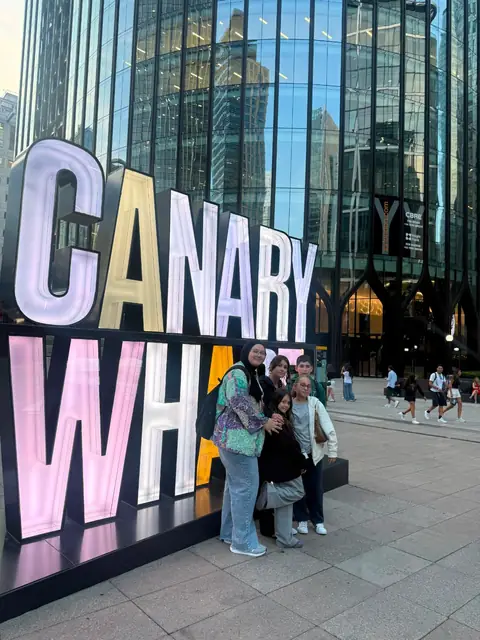 Canary Wharf tabelasının önünde arkadaşlar