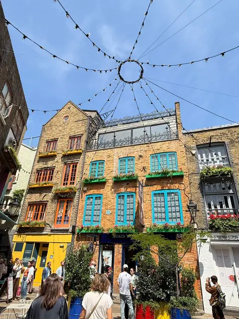 Carnaby Street'te renkli pencereli bir bina