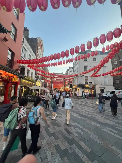 Chinatown'da kırmızı fenerlerle süslü sokak