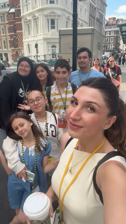 Şehir yürüyüşünde rehberle özçekim yapan öğrenciler