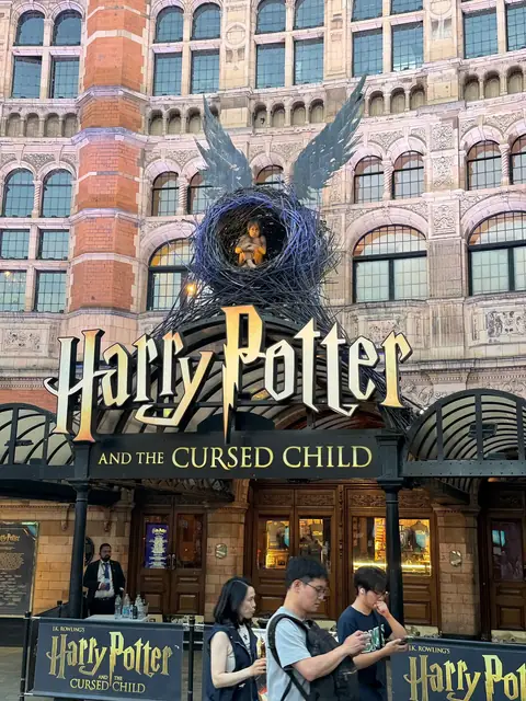 Palace Theatre'da Harry Potter oyununun girişi