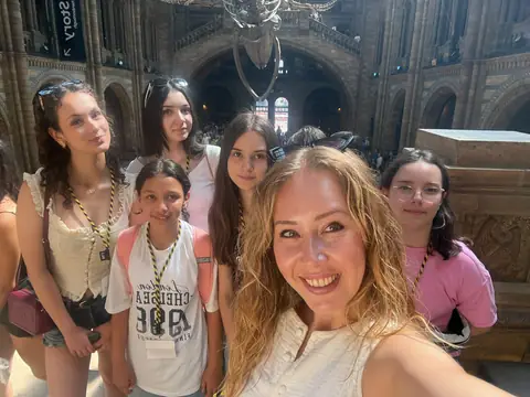 Cambridge'de tarihi bir şapelde toplu özçekim