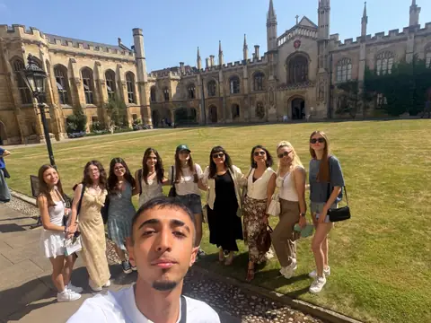 Cambridge'de kolej avlusunda grup özçekimi