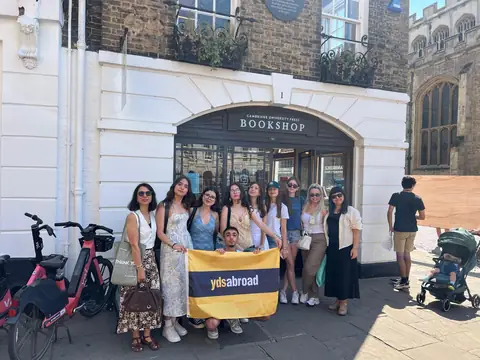 Cambridge'de kitapçının önünde pankartlı grup