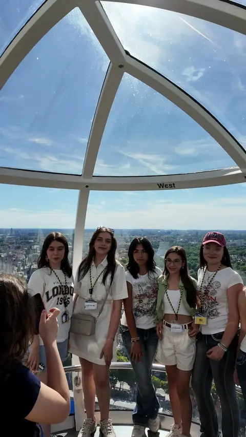 London Eye kapsülünde poz veren kız öğrenciler