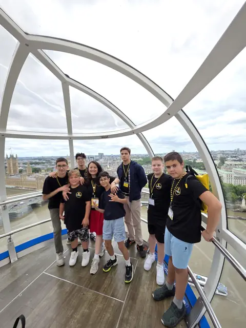 London Eye kapsülünde küçük bir grup