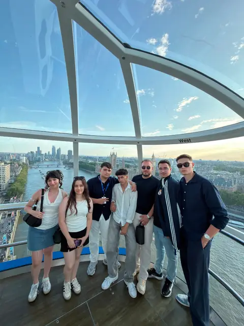 London Eye kapsülünde Thames manzarası önünde grup