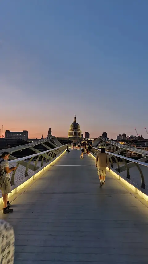 Alacakaranlıkta Millennium Köprüsü ve St Paul's Katedrali