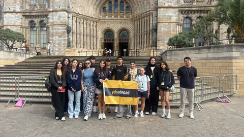 Doğa Tarihi Müzesi girişinde pankartla toplu fotoğraf