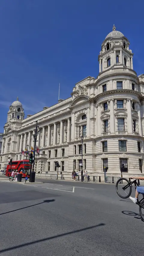 Oxford Circus'ta tarihi bir bina ve kırmızı otobüs