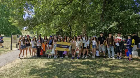 Parkta YDS Abroad pankartıyla toplu fotoğraf veren öğrenciler