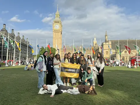 Parlamento Meydanı'nda Big Ben önünde pankartla grup