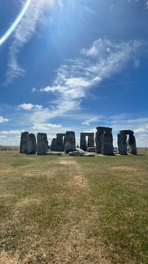 Mavi gökyüzü altında Stonehenge taşları