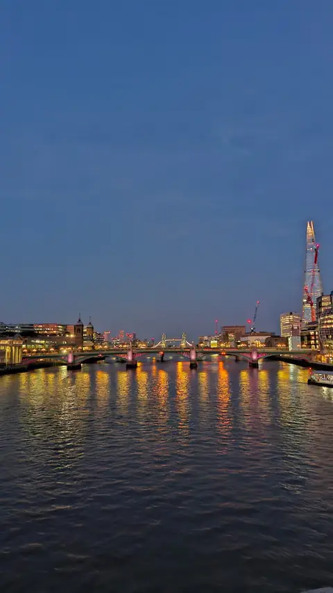Akşam ışıklarıyla Thames Nehri ve şehir silueti