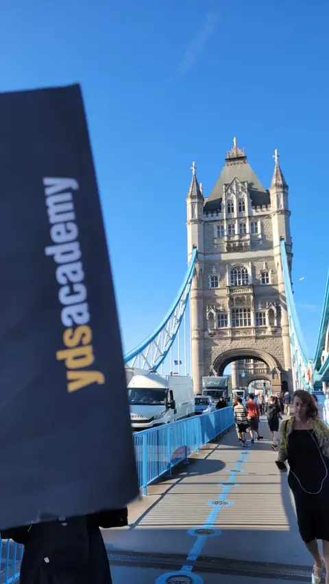 Tower Bridge önünde YDS Academy bayrağı