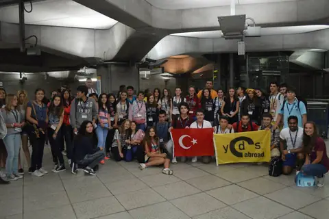 Bir metro istasyonunda Türk bayrağı ve pankartla kalabalık grup