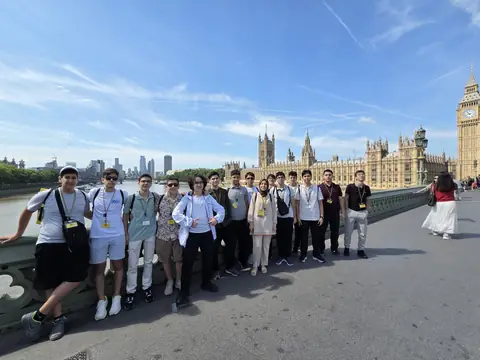 Westminster Köprüsü'nde yan yana dizilmiş öğrenciler