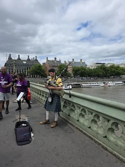 Westminster Köprüsü'nde gayda çalan bir sokak müzisyeni