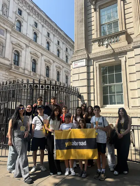 Whitehall'da tarihi binaların önünde pankartlı grup