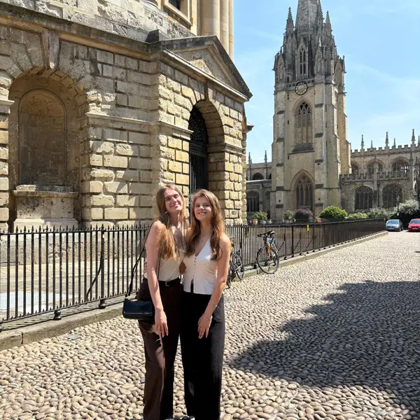Oxford'da Radcliffe Meydanı'nda arnavut kaldırımında iki genç
